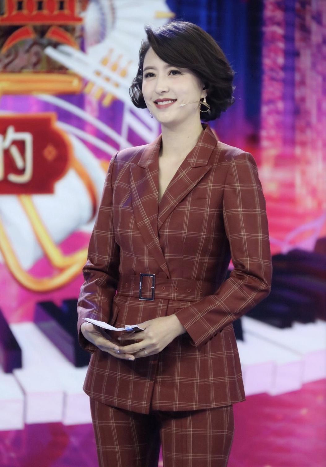 著名主持人"张蕾"太美了,摩卡波波头搭配西服套装,干练知性