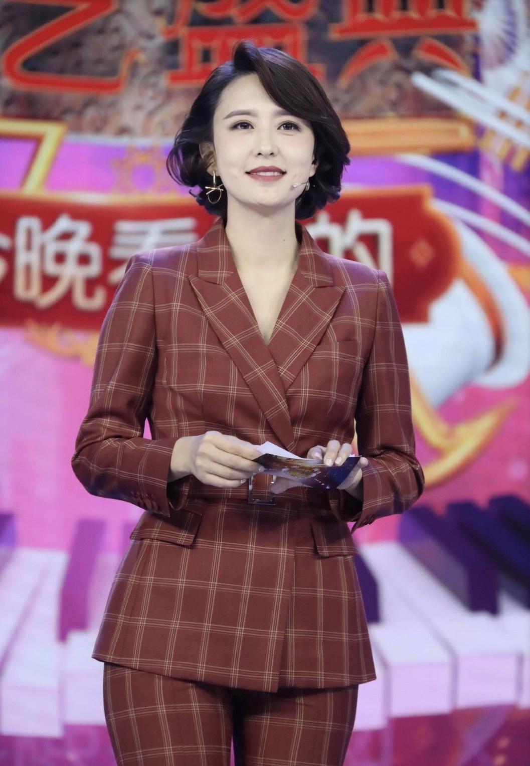 著名主持人"张蕾"太美了,摩卡波波头搭配西服套装,干练知性