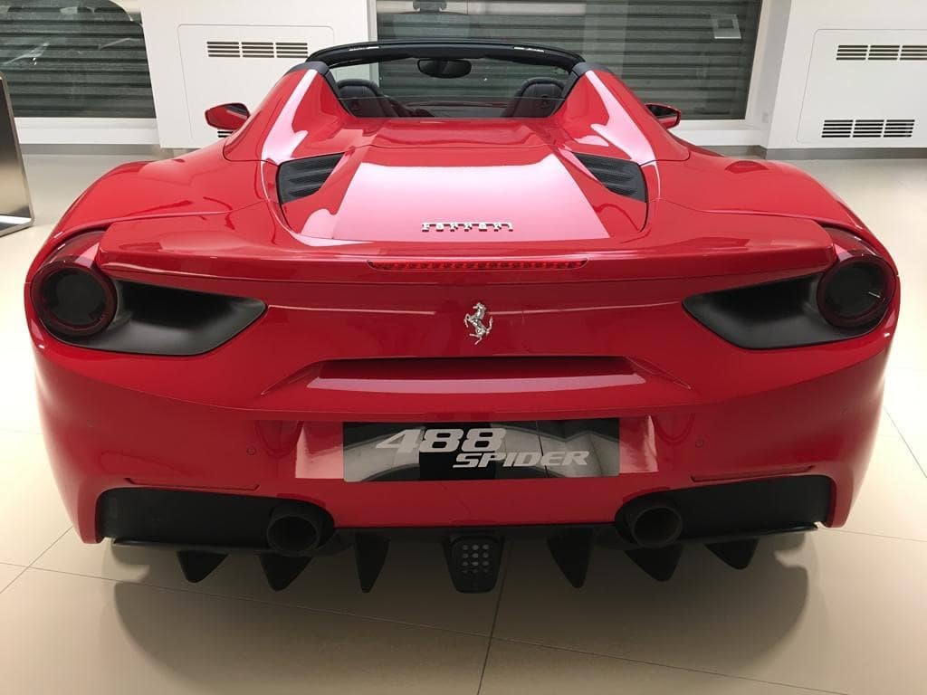法拉利488敞篷版实车 红色的外形运动感很强