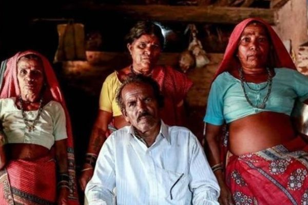 印度盛行一夫多妻女性在出嫁后会变成挑水工