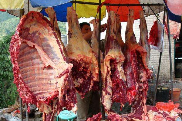 为什么猪肉摆在案板上卖,而牛肉却挂着卖?原来藏着"2个猫腻"