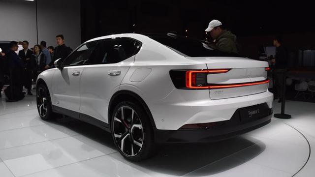 3分钟看车圈：新款奔驰E级长轴距涨价7千元 哪儿变了