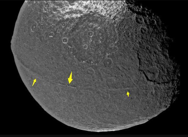 土卫八表面发现1300公里长焊痕难道是一艘废弃的外星飞船