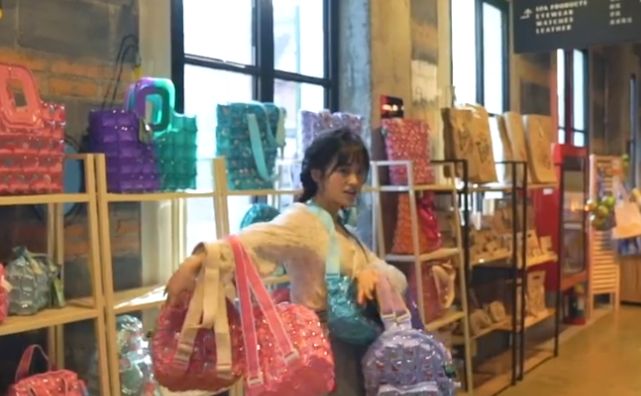 沈月到泰国商场购物太疯狂，看到她拿的包包数量，不愧是小富婆