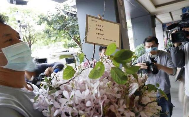 刘真灵堂曝光!节目组送花圈以致哀思:美丽身影,永存心中