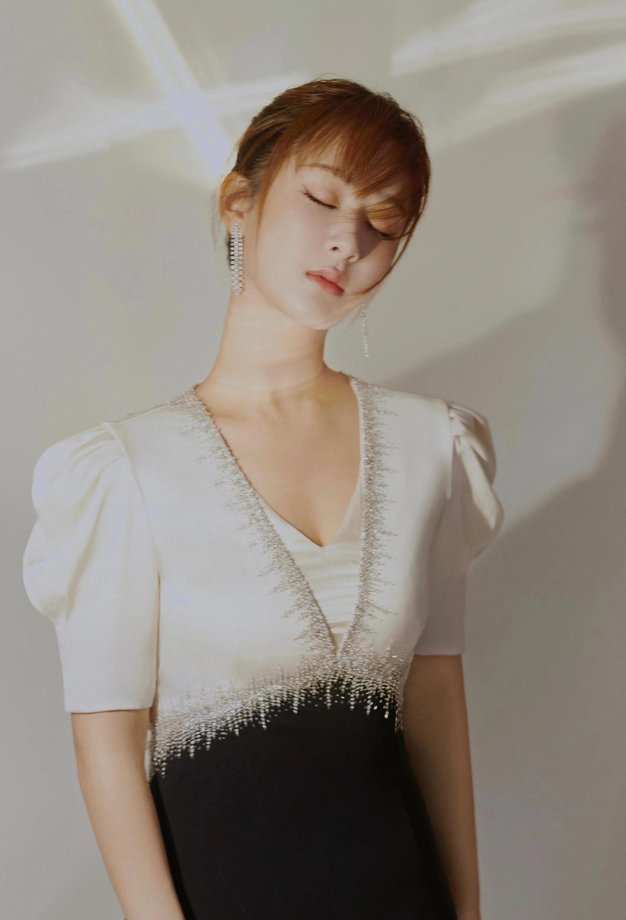 杨紫终于高调美一回,穿泡泡袖连衣裙优雅自信,扎丸子头太显嫩了