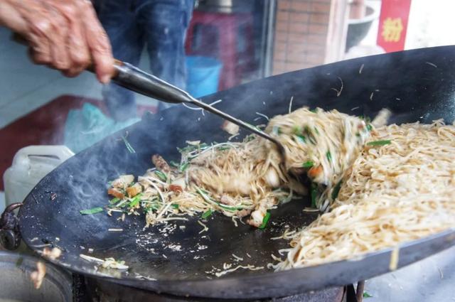 广东吴川有一种特色美食叫做烂镬炒粉