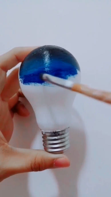灯泡给人一种很脆弱的感觉,要是一不小心就会炸裂啊,在这上面画画内心