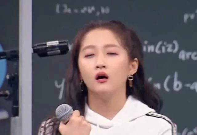 为啥关晓彤近视不戴眼镜当眼镜照被扒精致女孩都能理解