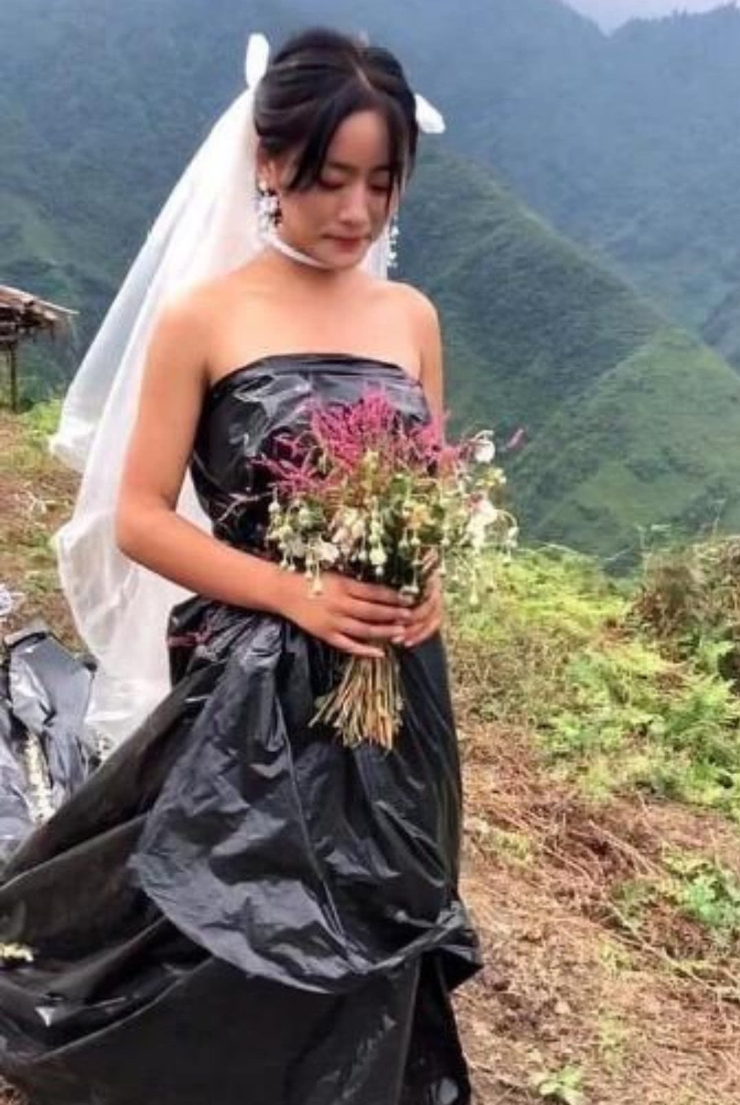 农村美女用塑料袋做婚纱连头纱都百分百还原难道是塑料爱情