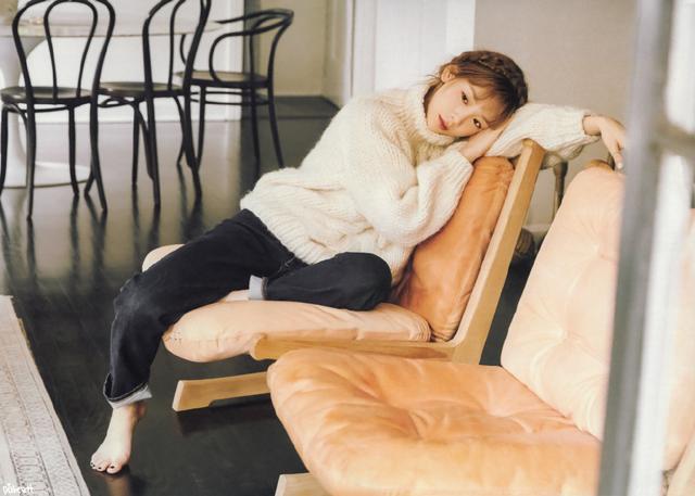 她是少女时代金泰妍,今穿黑色针织开衫绑双丸子头,哪像30岁