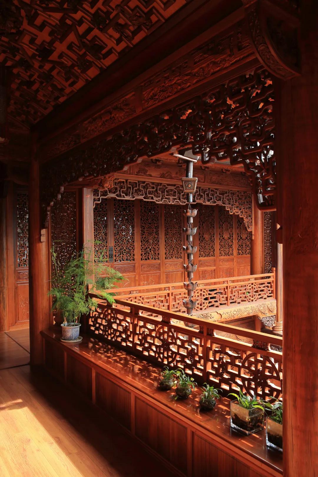 他花4年时间,打造了一座四合院,里面的金丝楠,价值连城