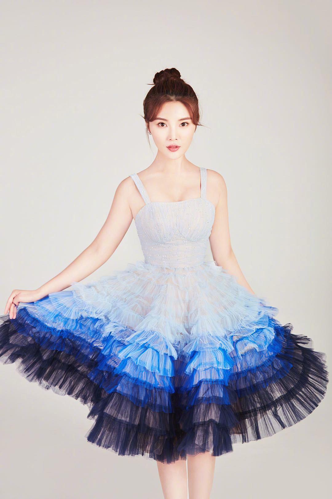 徐冬冬穿衣真大胆,绿色蕾丝连衣裙长裙现身活动,身穿凹凸感十足