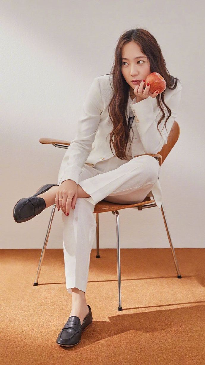 郑秀晶最新杂志大片曝光,穿白色西服气质好高级,长发中分很温柔