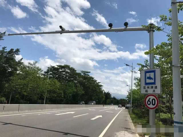 第4种是流动测速摄像头,也是专门用来抓拍汽车有没有超速行为的.