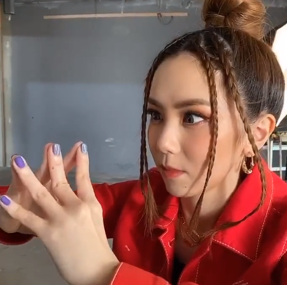 挑战极限邓紫棋晒各种奇葩姿势网友直呼普通人根本做不到