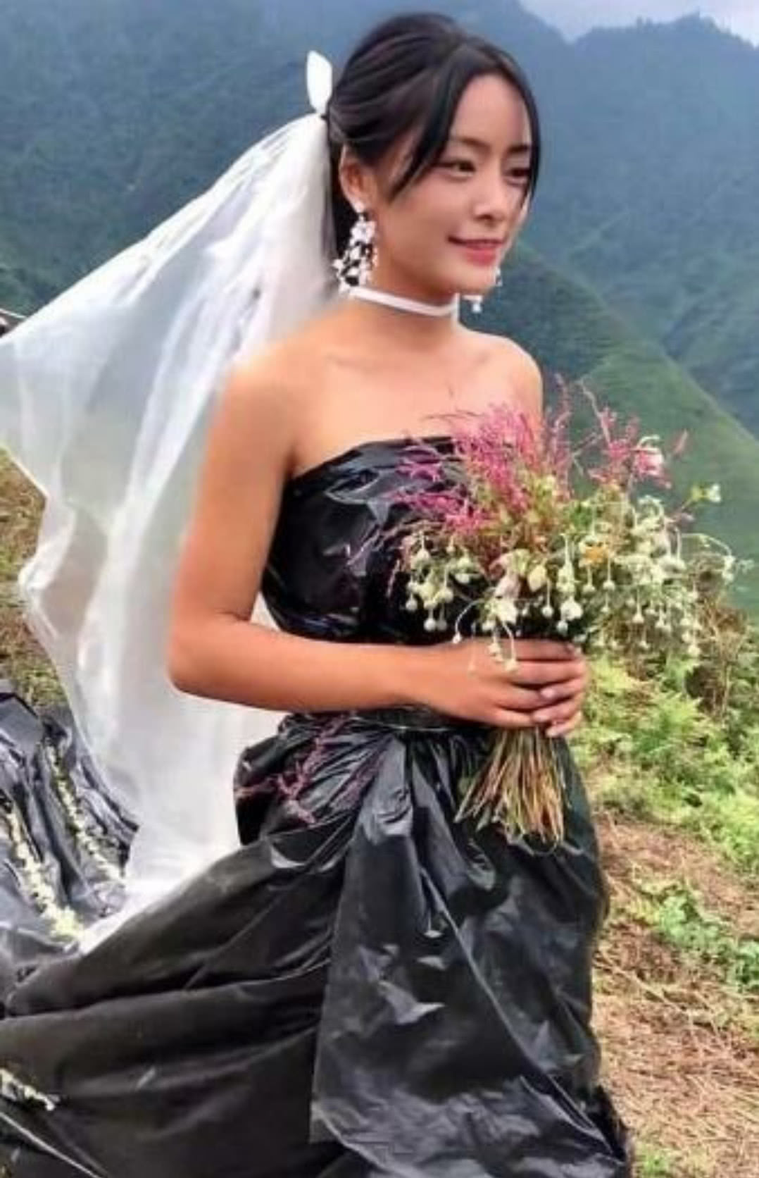农村美女用塑料袋做婚纱,连头纱都百分百还原,难道是塑料爱情?