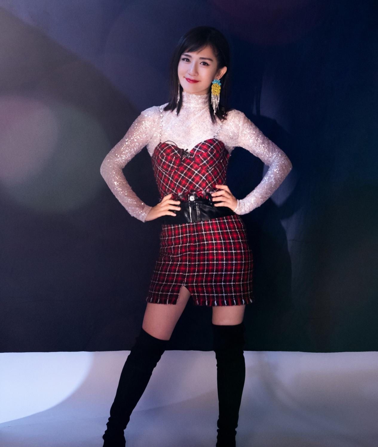 谢娜真敢穿,透视衫搭配格子短裙又酷又炫,流苏耳坠十分吸睛