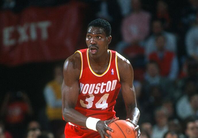 奥拉朱旺身高2米13,放到现在也是完全适应小球的内线,因为他的技术太