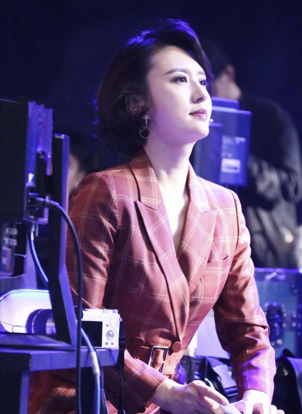 著名主持人"张蕾"太美了,摩卡波波头搭配西服套装,干练知性