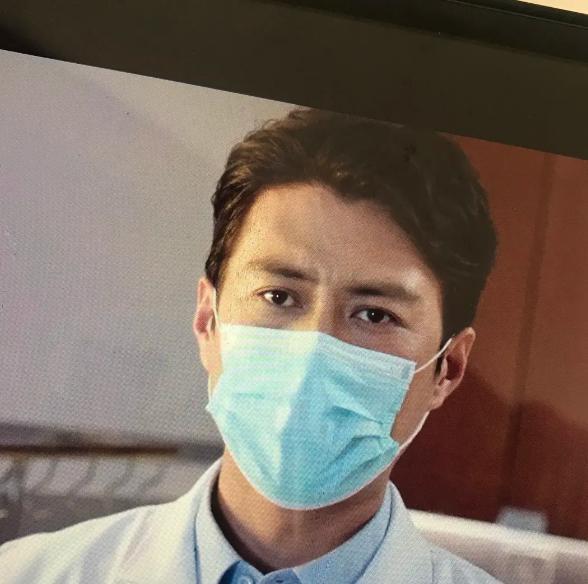 白百合戴口罩,是口罩包脸,两侧能漏出很大的口罩边边,但靳东戴口罩,就