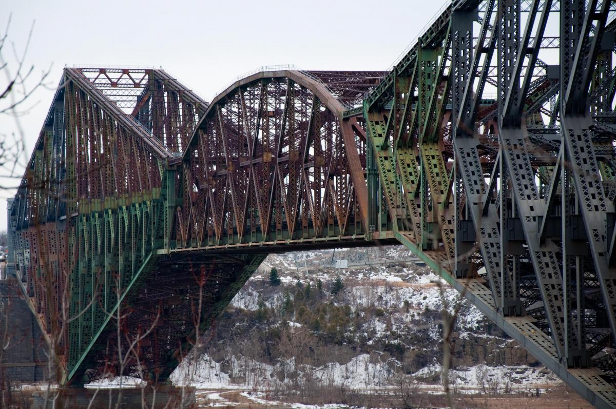 全球最长悬臂桥:花30年建设2次崩塌88人死亡,现建成101年仍在用