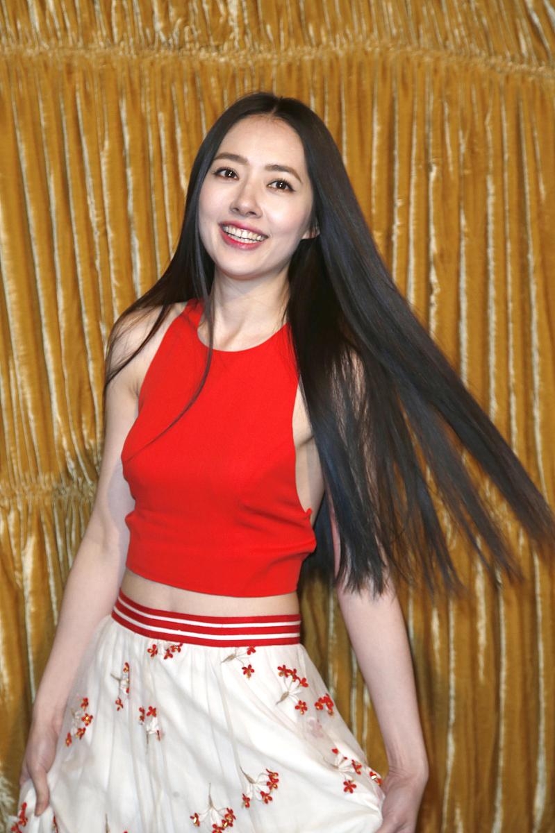 虽然穿着一身靓丽的衣服,但是却全程被这清瘦的身材抢镜郭碧婷一头