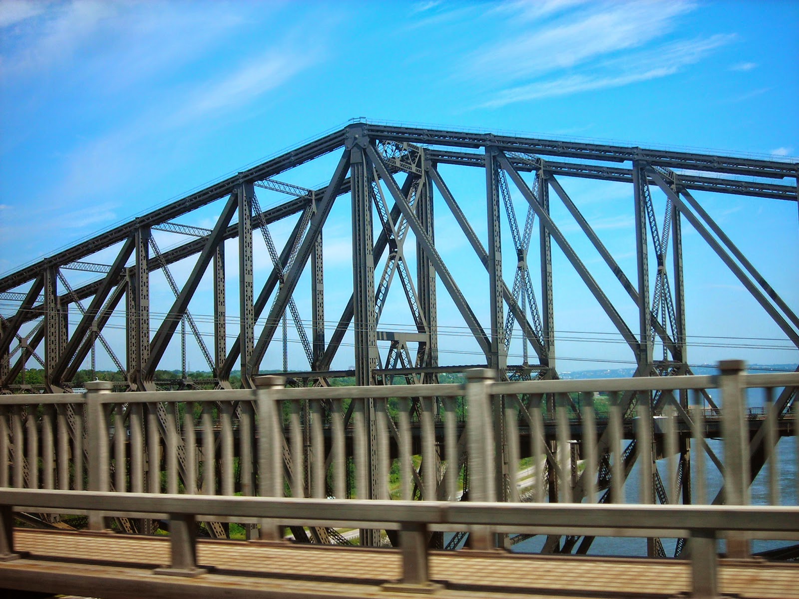 全球最长悬臂桥:花30年建设2次崩塌88人死亡,现建成101年仍在用