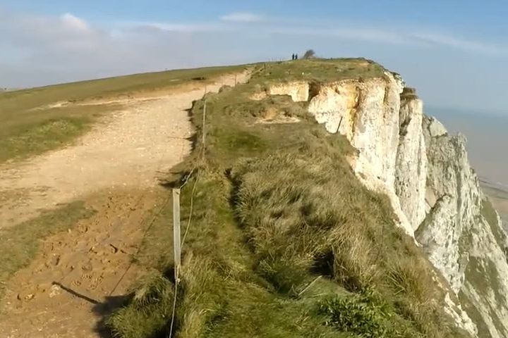 被人称为是最美的"死亡悬崖",很多人在这里跳崖,原因至今不明