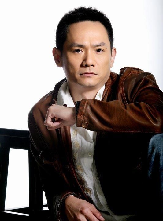 他凭《亮剑》一夜成名,与妻子从校服到婚纱,妻子去世至今不娶