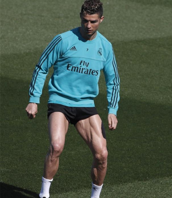 足坛球星恐怖大腿,伊布,阿奎罗s级,c罗ss级,而他sss级!|阿奎罗|大腿|c