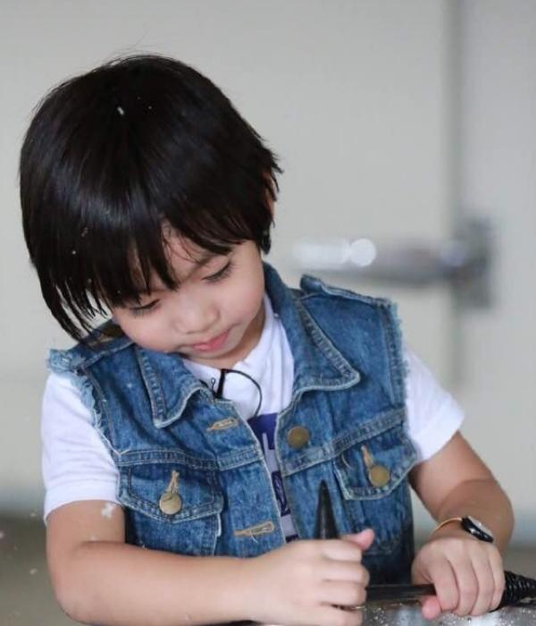 的三个儿子长相都非常帅气,但是最受欢迎的还是林志颖的大儿子kimi,他