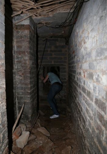 男子买了一套二手房，却发现主卧有神秘地下室，查看后再无法淡定