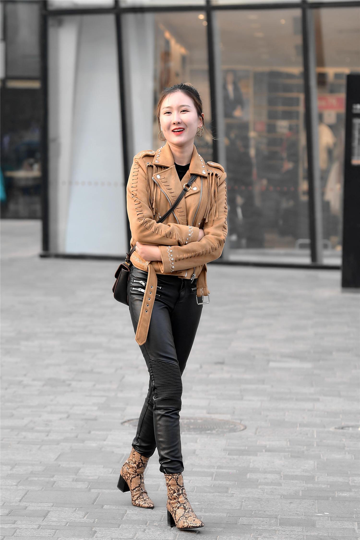 黑色紧身皮裤搭配蛇纹短靴,一款黄色皮夹克,搭配出层次感