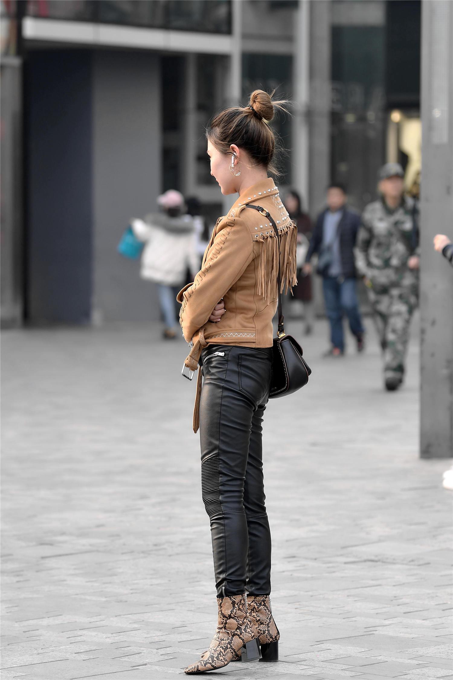 黑色紧身皮裤搭配蛇纹短靴,一款黄色皮夹克,搭配出层次感