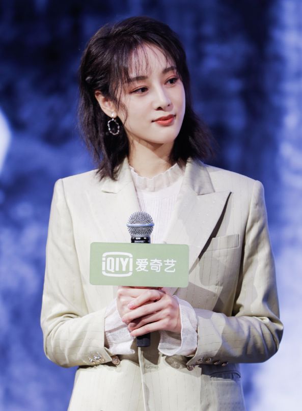 《旋风少女》中的方婷宜变化有多大?5年后放下刘海穿西装,美爆