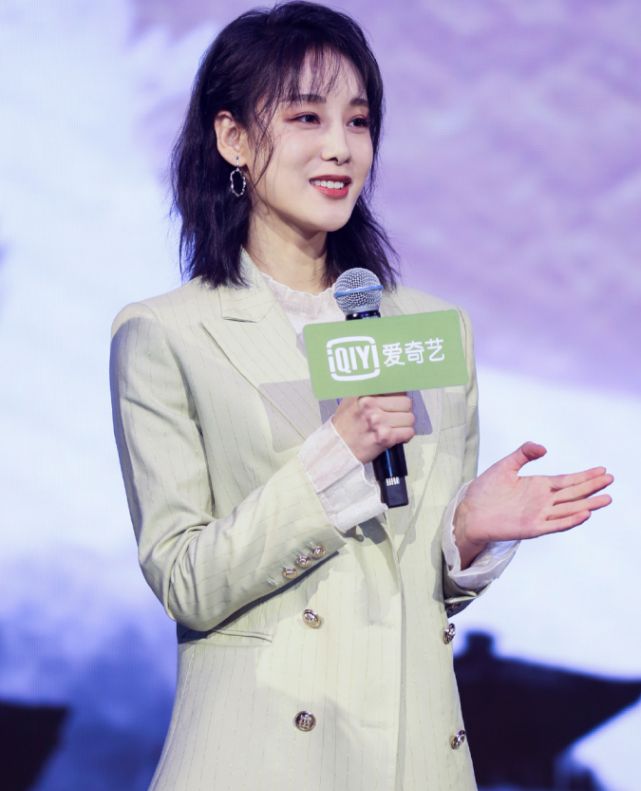 5年后放下刘海穿西装,美爆