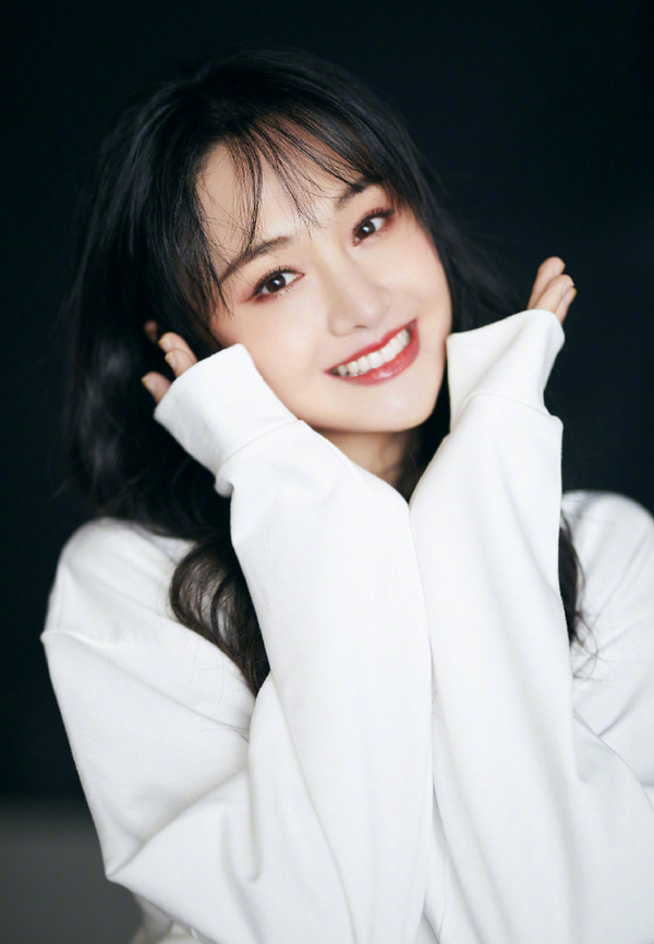 郑爽黑发红唇太撩人!穿白卫衣仍有妩媚之态,面色红润状态超好