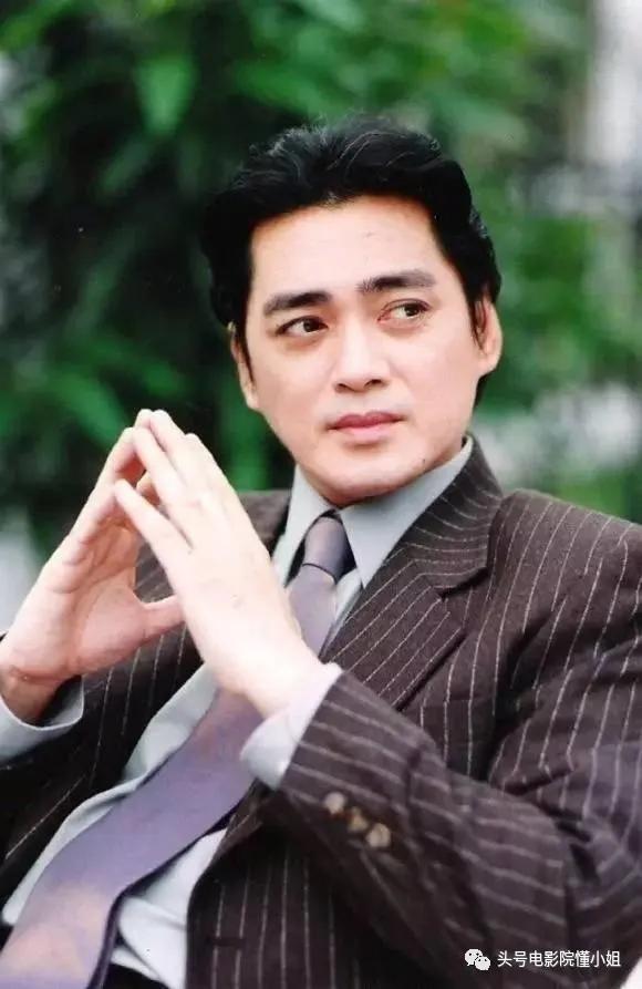 镇宗主演的另外一部古装武侠剧《雪山飞狐》播出,他在剧中饰演田归农