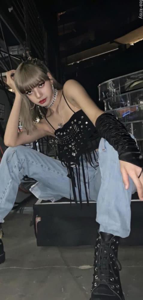 离开舞台的lisa什么样?牛仔裤也能很时髦,泰国小妞甜哭了