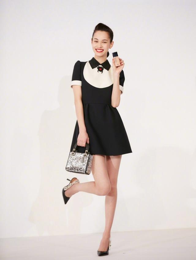 水原希子真的只有29岁穿灰色裹裙配烫头像45岁站姿豪迈像男人