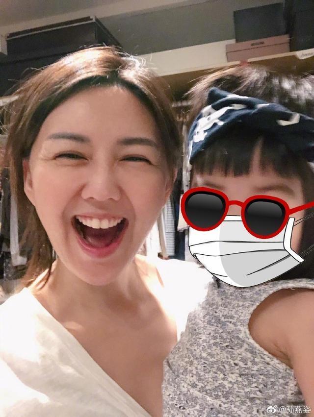 孙燕姿罕见晒儿女合影,带着孩子一起健身玩捉迷藏,儿子很抢镜