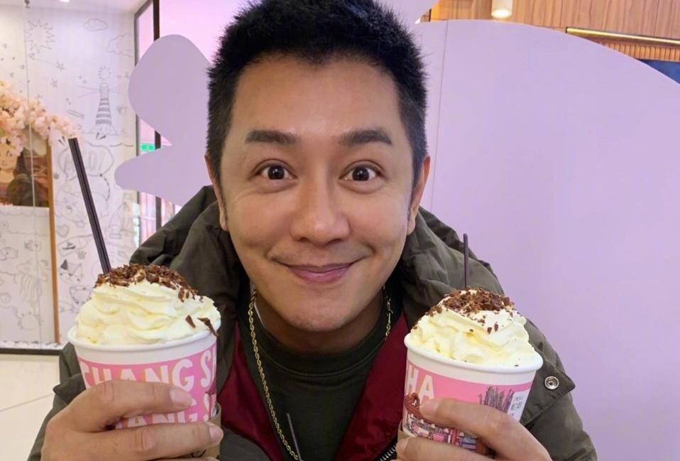 力证与女儿无代沟50岁陈浩民晒与女儿互动视频对镜头疯狂wink