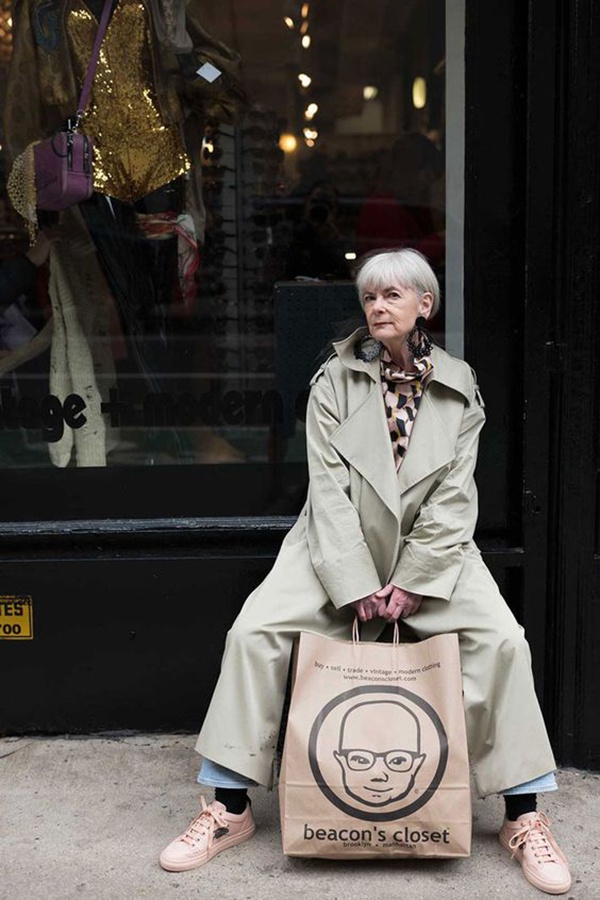 lyn slater曾经是一位大学教授,纽约时装周的意外抓拍让她成为了时尚