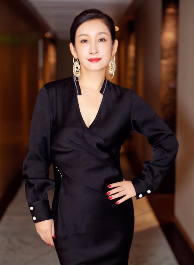 秦海璐真是越老越时尚!丝绒西装配t恤照样优雅,蓝红眼影好魅惑