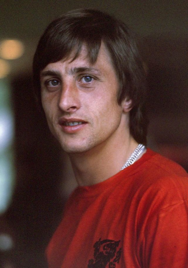 追忆克鲁伊夫:一己之力颠覆足坛战术理念 4年前今天转身告别