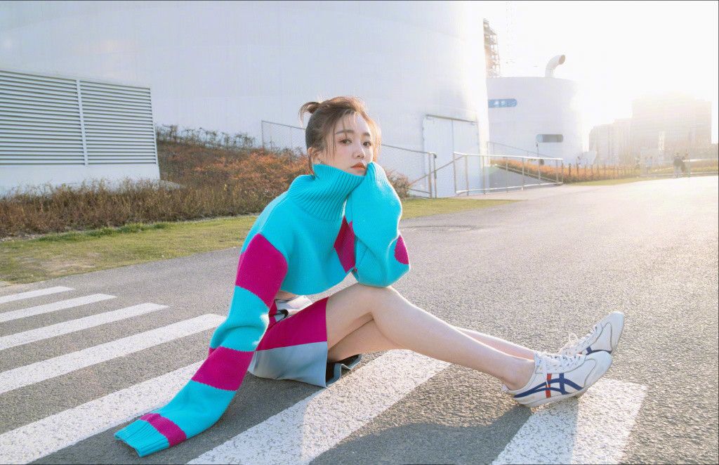 34岁于莎莎街拍,穿抹胸式毛衣玩另类时尚,果然是个《极品女士》