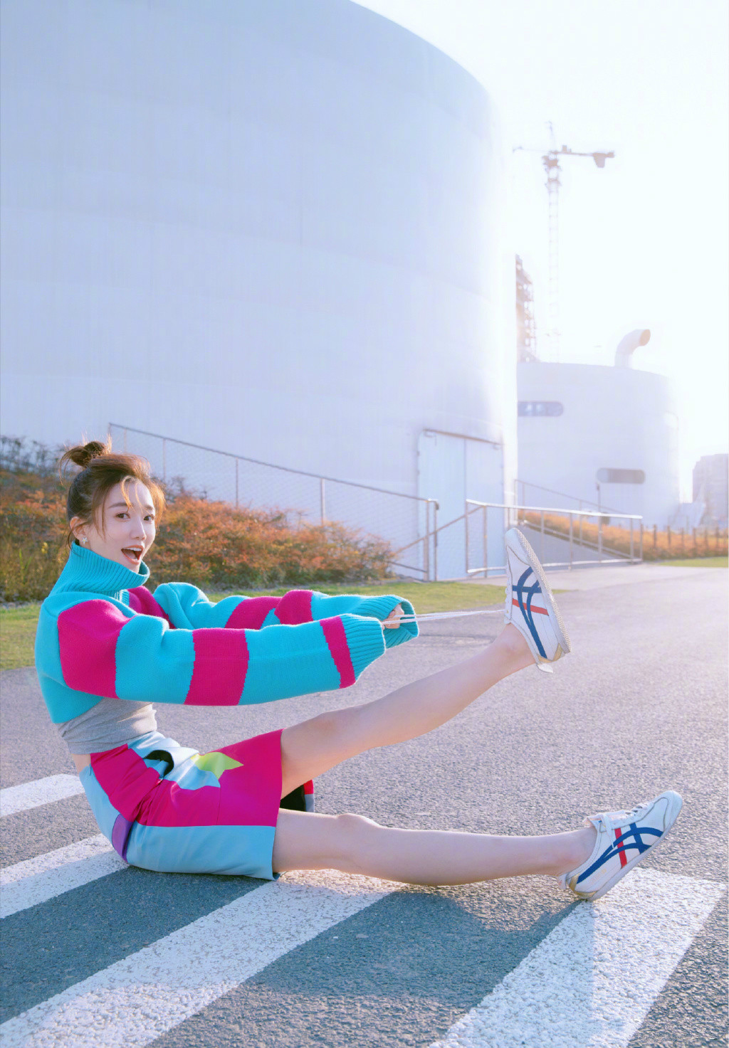 34岁于莎莎街拍,穿抹胸式毛衣玩另类时尚,果然是个《极品女士》