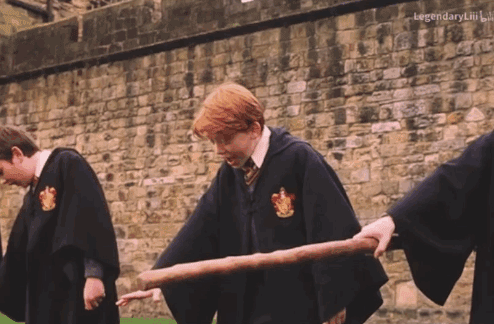 话题在热搜上待了一天,更没想到的是,在一大波网友评论里,"罗恩吃鸡腿