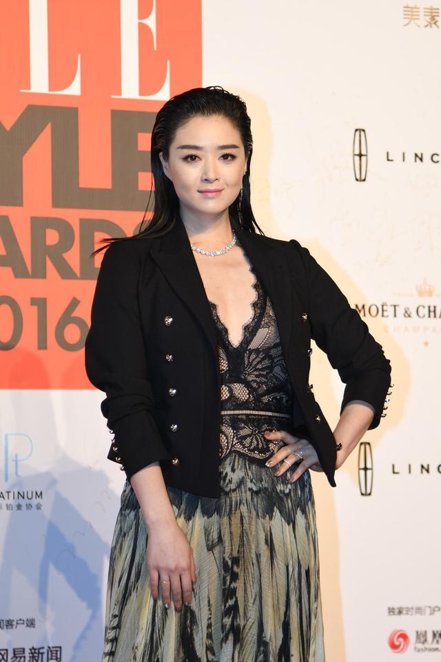 蒋欣微胖身材真敢穿,小西装配透视蕾丝裙,"3d"身材立体饱满